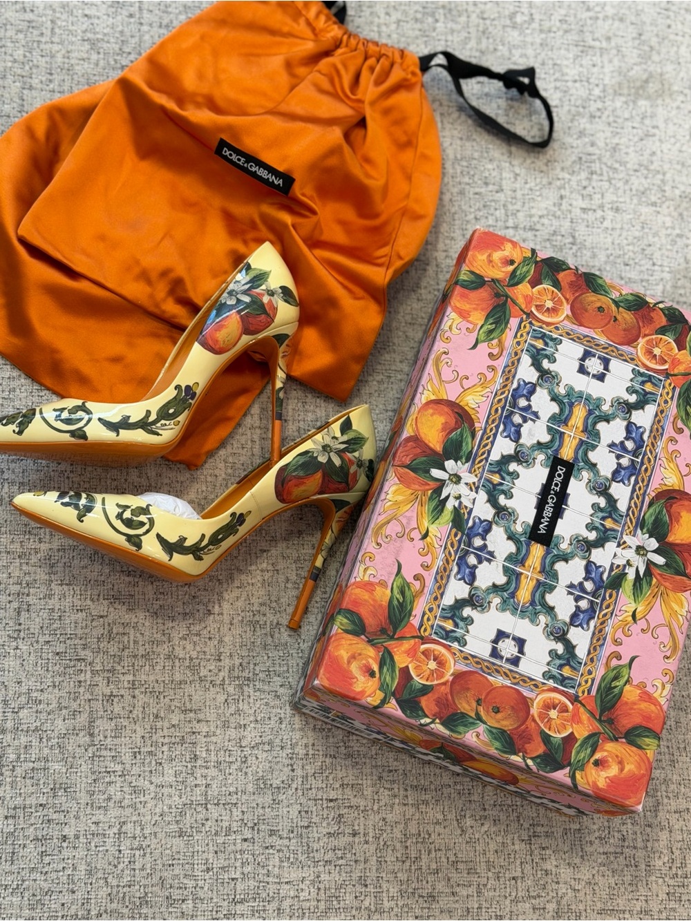 Dolce & Gabbana Kate 105 Ceramica Orange Patent Pumps Fruit Print Heels EU 37.5